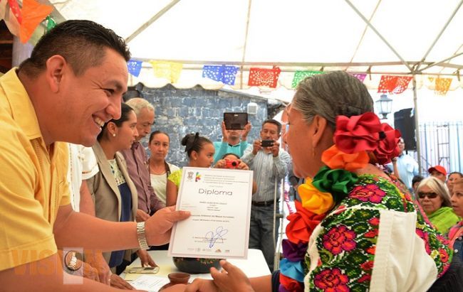 Premian con bolsa de 55 mil pesos a artesanos en concurso de Maque 2015 en Uruapan