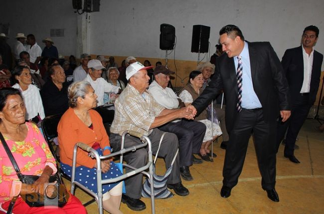 Entregó Víctor Manríquez 350 mil pesos en apoyos a adultos mayores 