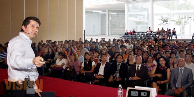 Expone teoría del origen del universo científico mexicano en la UMSNH