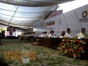 Pronuncia en Apatzingán su Tercer Informe de Gobierno el Mto. Godoy Rangel