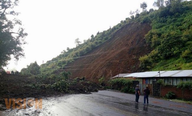 Desborda río, colapsa carretera y se desgaja cerro; hay víctimas