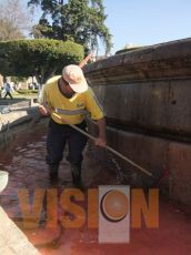 Limpian fuente de las tarascas luego de que tiñeran de rojo el agua