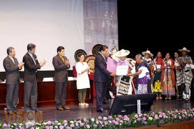 Rector de la UMSNH acude a entrega de Premio de las Artes Eréndira