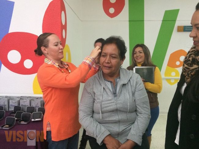 Directora del DIF Michoacán realiza entrega de aparatos auditivos