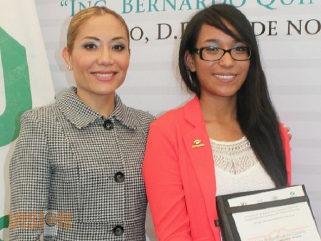 Recibe alumna del Conalep Michoacán reconocimiento nacional