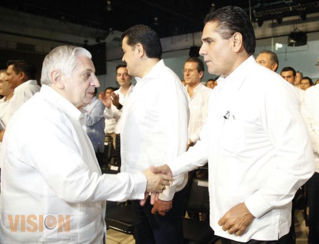 Acude Silvano Aureoles al Tercer Informe del Gobierno de Tabasco