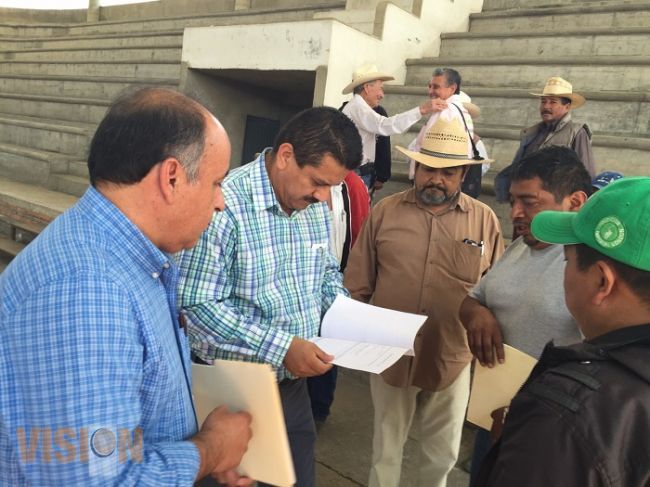 Roberto Carlos atendió a indígenas de Santa Ana Zirosto
