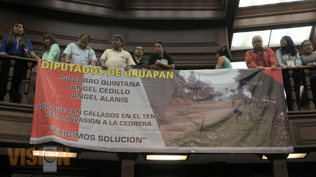Ante inoperancia de Víctor Manríquez se manifiestan en el Congreso uruapenses 
