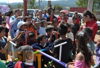 Más de 100 niños de Chiheurio beneficiados con juego infantiles