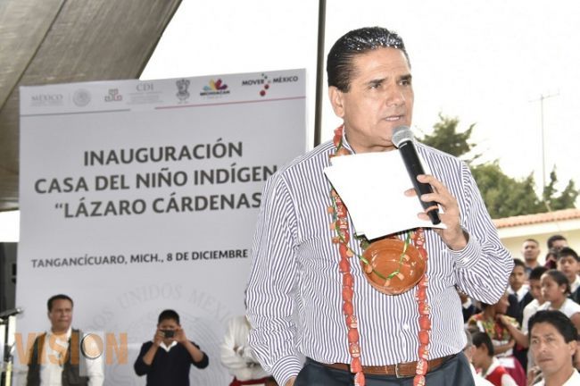 Brindan autoridades apoyo integral a niños indígenas de Michoacán 