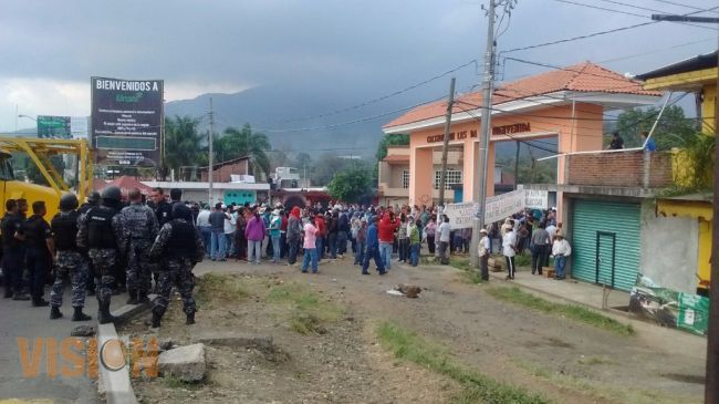 Liberan carretera Morelia-Uruapan 