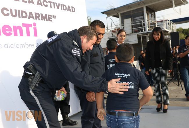  “Gracias por Cuidarme”, expresan niños a policías en este último día del año