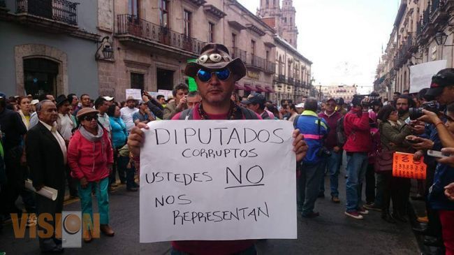 Ciudadanos  protestan contra reemplacamiento en Michoacan