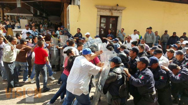 Enfrentamiento entre comerciantes y policías 