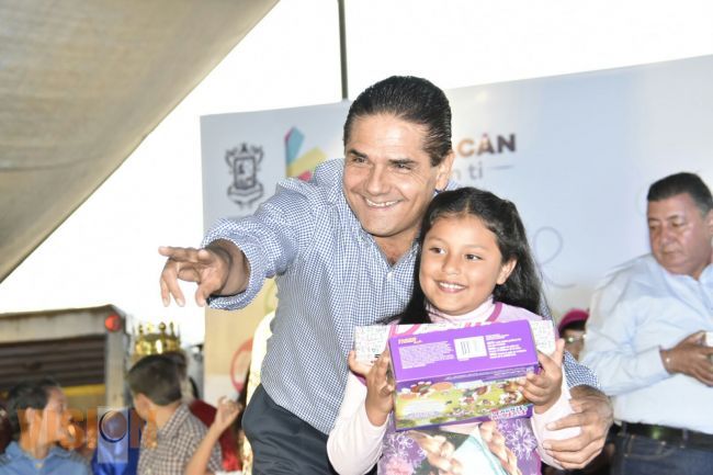 Realiza Silvano Aureoles entrega de juguetes en la colonia Villas del Pedregal 