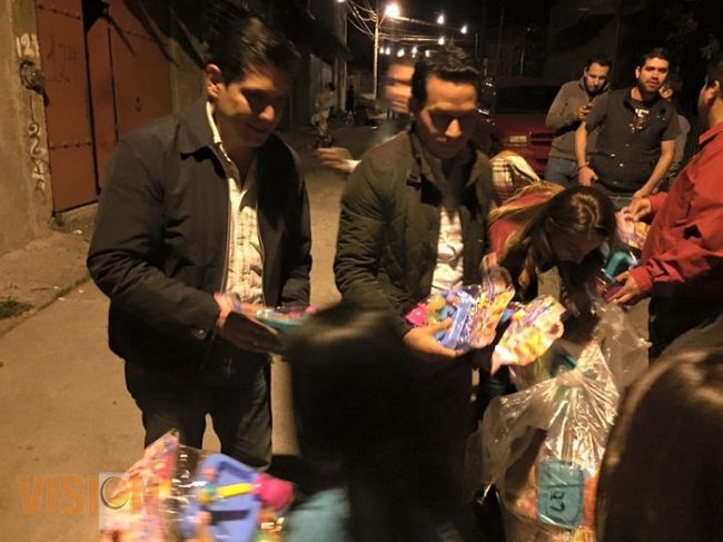 Ernesto Núñez entrega juguetes a niños con motivo de Día de Reyes  