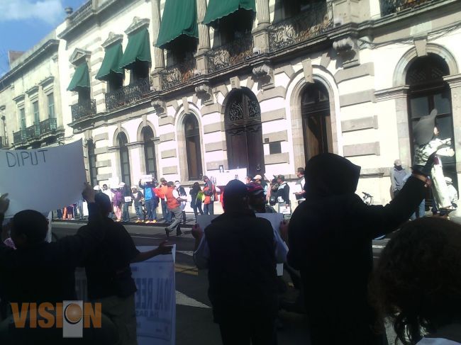 Por segunda ocasión ciudadanos se manifiestan frente al Congreso en contra del reemplacamiento