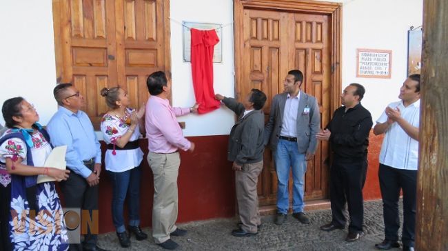Alcalde de Quiroga devela placa conmemorativa al Día Internacional de la Mujer Indígena