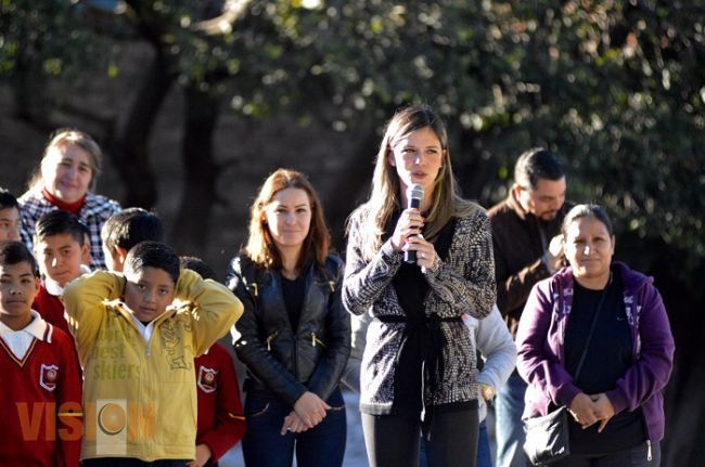 La diputada federal Daniela de los Santos inaugura obra en escuela Melchor Ocampo