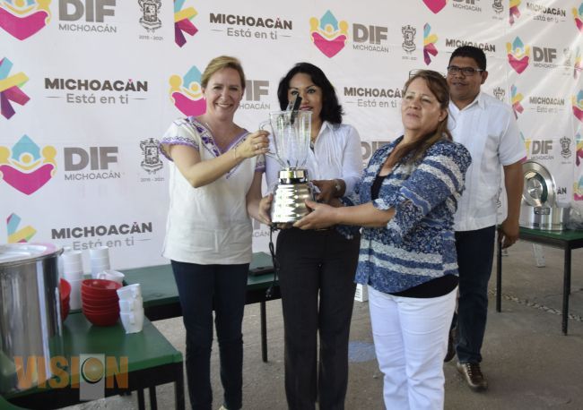 DIF estatal entrega apoyos en el Región Costa