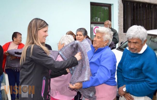 Se reunió Daniela de los Santos con adultos mayores y niños