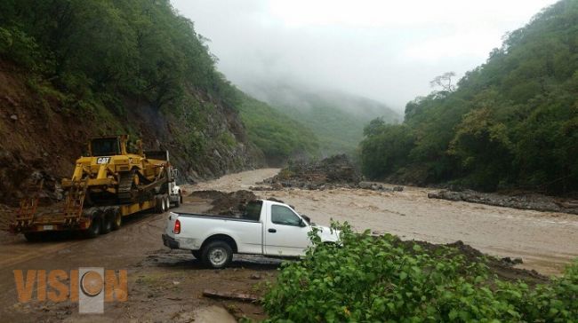 Raymundo Arreola supervisó reparación de carreteras en Tumbiscatío