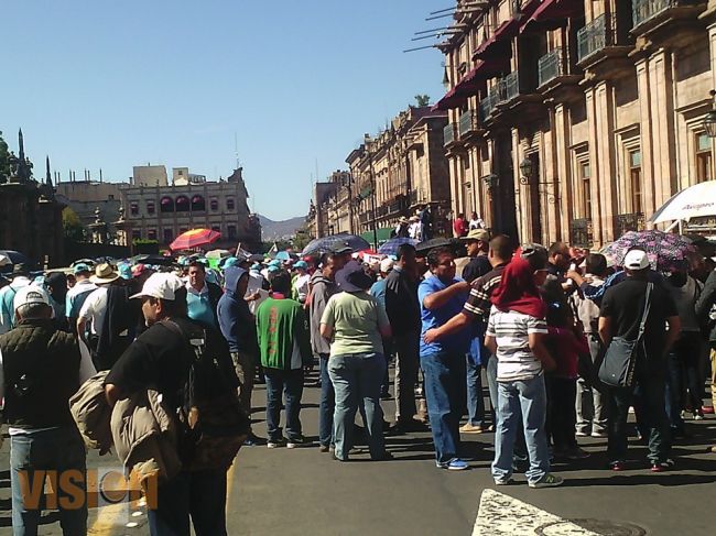 Concluye megamarcha con mítín en Palacio de Gobierno de Michoacán 