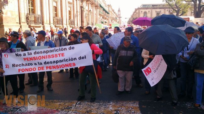 Marcha de jubilados y pensionados del SNTE