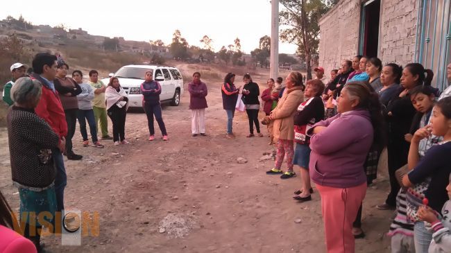 Ante bajas temperaturas, el diputado Ernesto Núñez reparte cobijas 