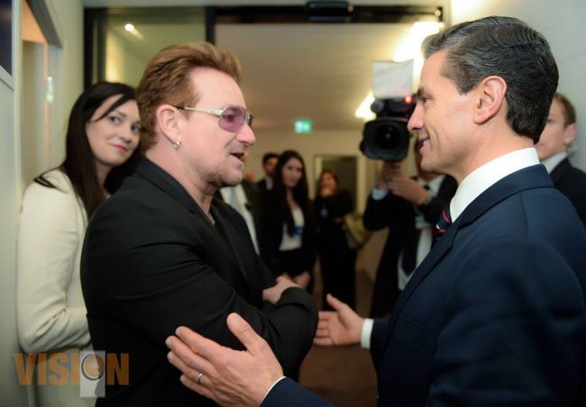 El Presidente Peña Nieto saluda al legendario músico Bono de U2