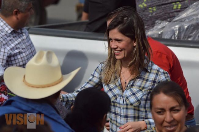 Recorrió Daniela de los Santos las comunidades de Cuanajillo y Chiquimitio