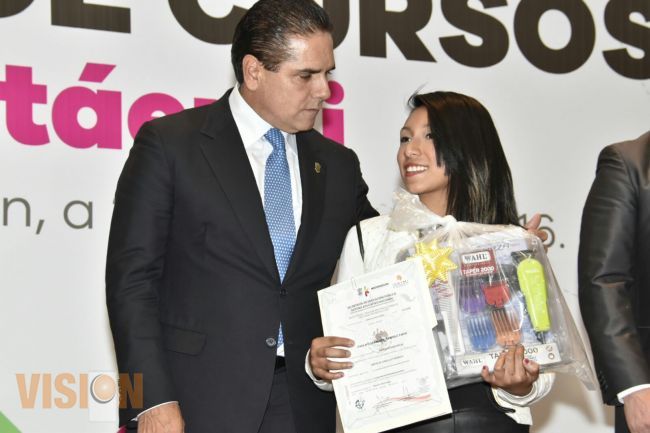 Promueve Gobernador capacitación en el trabajo para combatir delincuencia en Michoacán