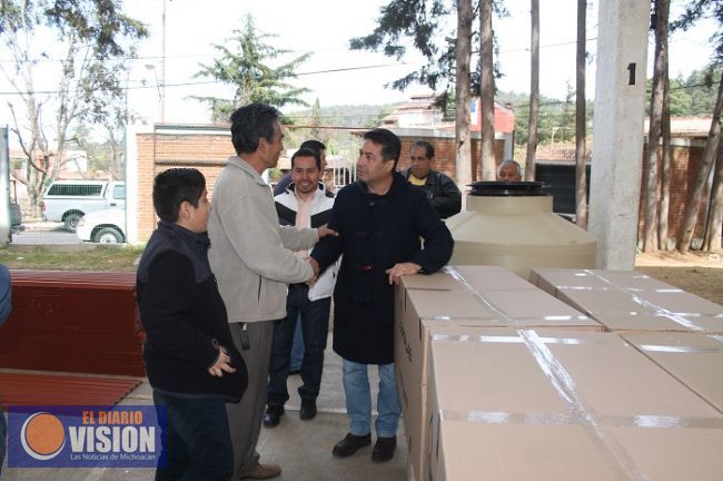 Entrega Víctor Báez apoyos para la construcción y mejoramiento de vivienda 