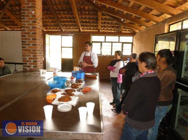 Capacitan a familias de pescadores para dar valor agregado a sus productos