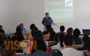 Enrique Bautista expone panorama social y económico del país ante universitarios en Zacapu
