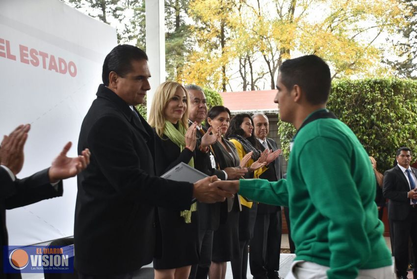 El Gobernador Silvano Aureoles, entrega equipamiento a Conalep 