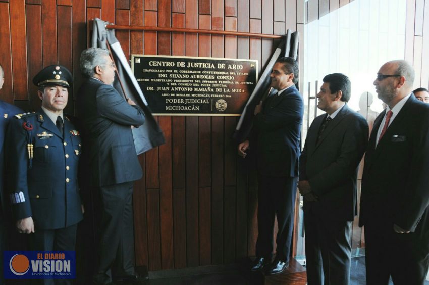 Inaugura Silvano Aureoles salas de oralidad en Ario de Rosales