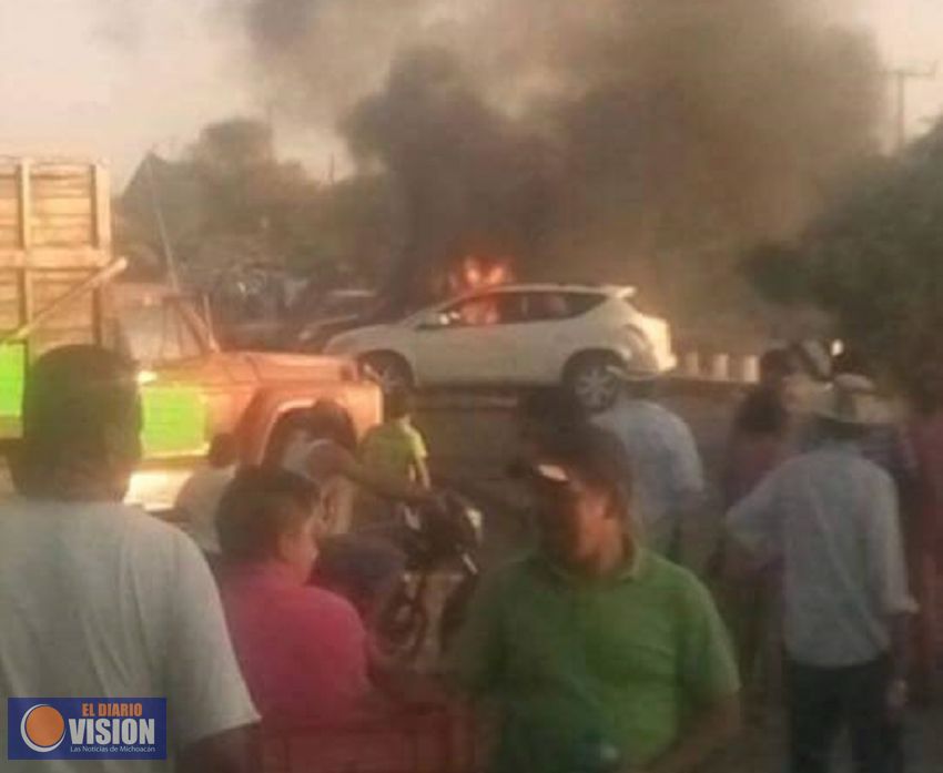 Queman carros en Tierra Caliente 