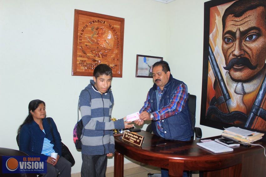 Pátzcuarenses son beneficiados con lentes 