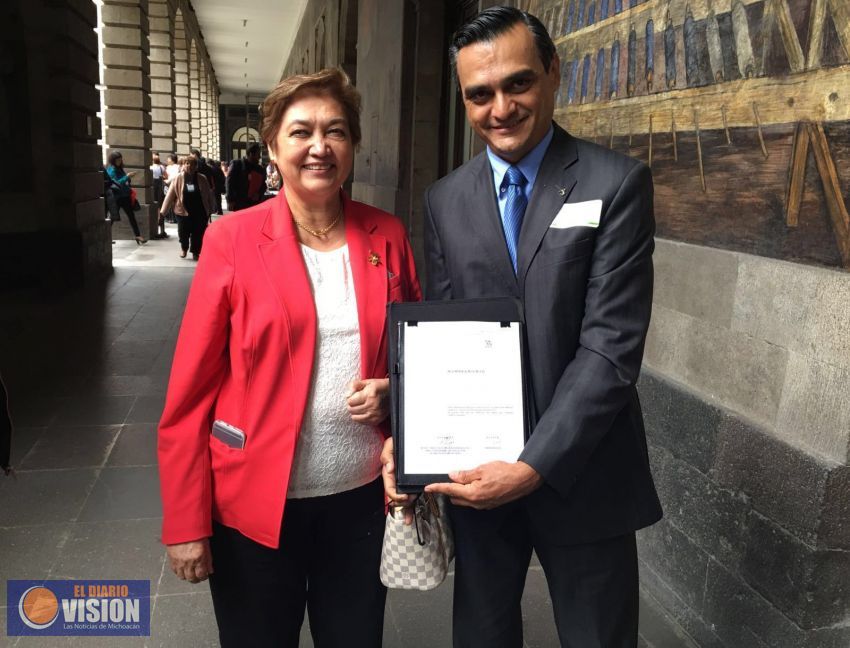 Reconoce SEP desempeño de maestro michoacano