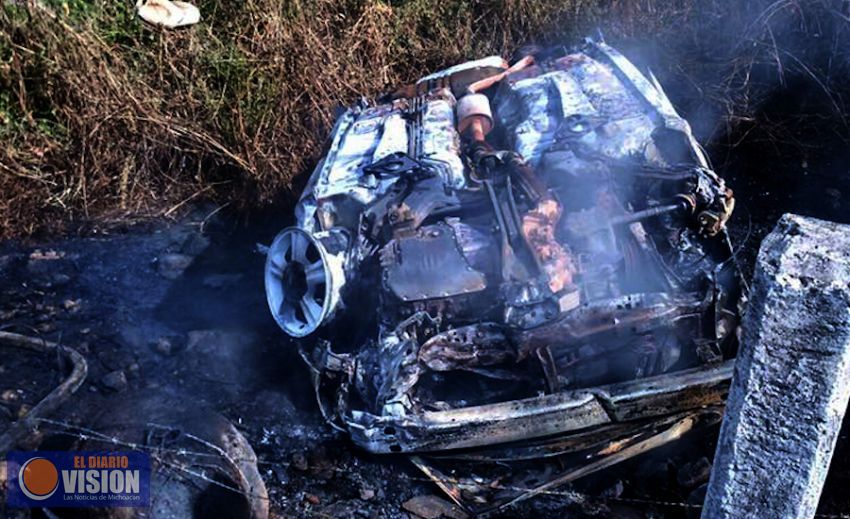 Auto vuela, cayó a un  barranco y se incendió