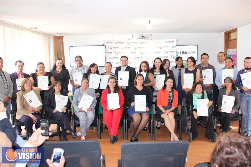 Univim entrega cédulas profesionales a 31 egresados 