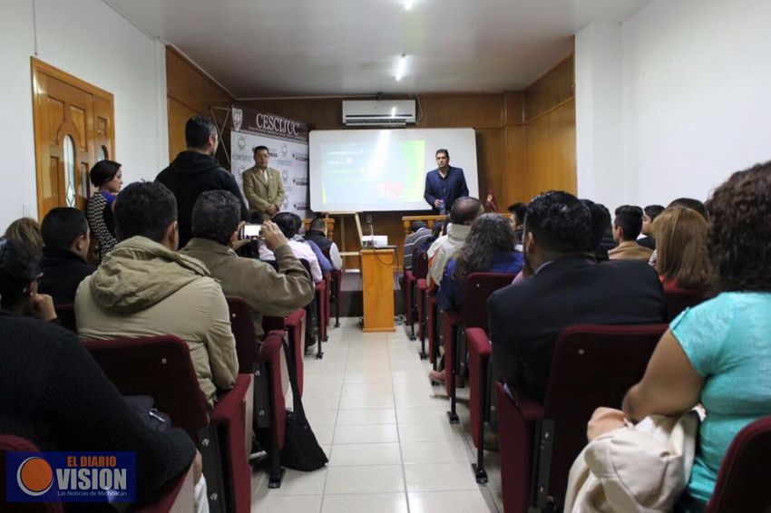 Ernesto Núñez discute con estudiantes iniciativa de matrimonio igualitario