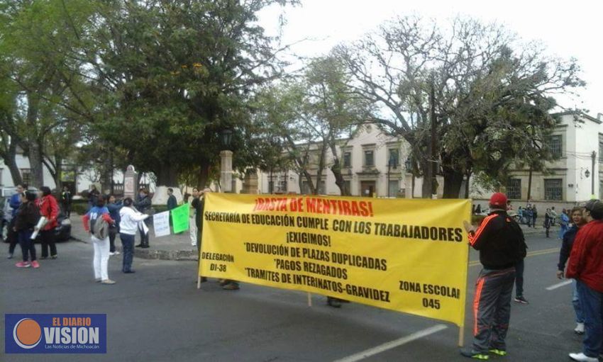 Padres de familia y maestros bloquean avenida en Morelia 