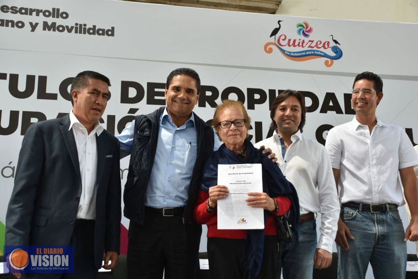 Entrega Gobernador títulos de propiedad a familias de Cuitzeo