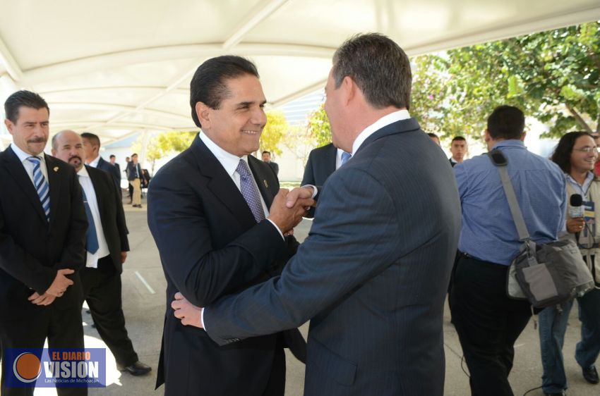 Asiste Silvano Aureoles a informe de labores del Gobernador de Guanajuato  