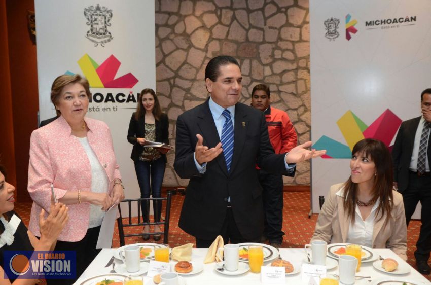 Reconoce Silvano Aureoles desempeño de docentes en proceso de evaluación 