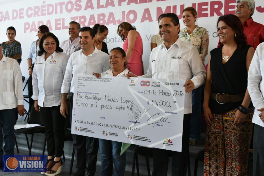 Entrega Silvano Aureoles créditos a mujeres jefas de familia de municipios de Tierra Caliente