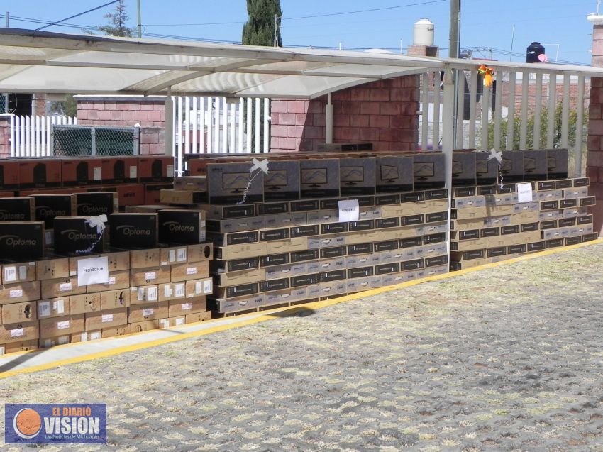 Millonaria inversión en equipo de cómputo para el CECyTEM