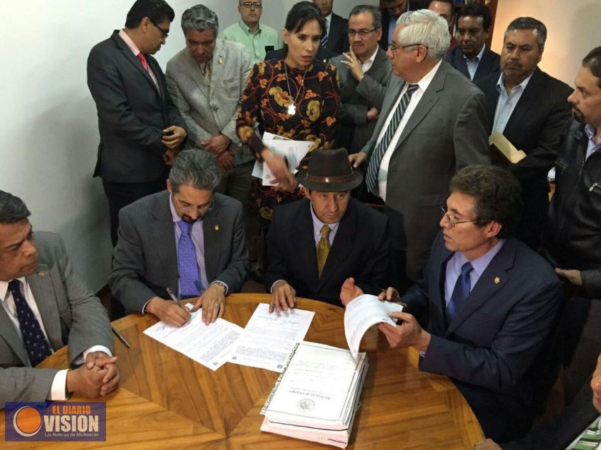 Signan UMSNH y SPUM acuerdo que da fin a la huelga, hoy martes se reanudan clases 